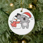 Ornamento De Cerâmica Koala Com Snowman No Inverno Para A Cerâmica De Na<br><div class="desc">Koala com boneco de neve no inverno para o Natal - um boneco de neve para o inverno e o Natal. Uma saudação de inverno na estação fria para os feriados. Coala de Natal com boneco de neve.</div>