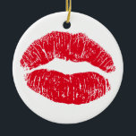 Ornamento De Cerâmica Lábios de beijos vermelhos<br><div class="desc">Lábios de beijos vermelhos formam um padrão que pode ser feito com batom. É algo para o seu amor no Dia do Namorados ou em qualquer outra época do ano que você se sinta romântico. Aproveite o romance deste padrão de beijos de lábios.</div>