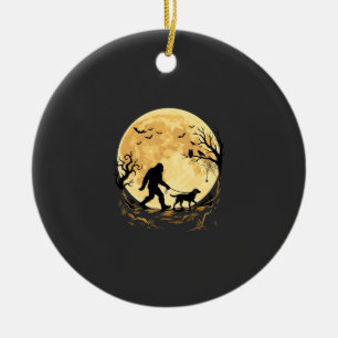 Ornamento De Cerâmica Labrador Bigfoot Caminhando sob a Lua Cheia no Hal