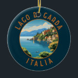 Ornamento De Cerâmica Lago di Garda Italia Circular retrógrada<br><div class="desc">Design de arte vetorial do Lago Garda. O lago Garda,  na Itália norte,  é conhecido pela sua água cristalina. No extremo sul,  a cidade de Sirmione é dominada pela Rocca Scaligera,  uma fortaleza com visões portuárias.</div>