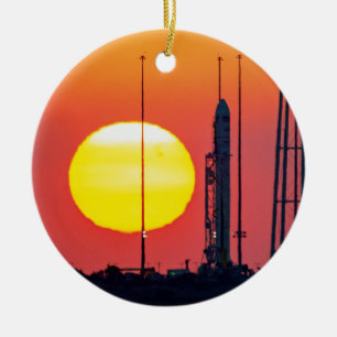 Ornamento De Cerâmica Lançamento do Foguete Antares da NASA ao Nascer do