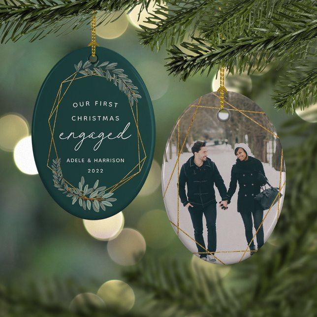 Ornamento De Cerâmica Laurel Leaf First Engaged Christmas Photo (Criador carregado)