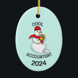 Ornamento De Cerâmica Legal Contador Snowman<br><div class="desc">Legal texto de contador com um boneco de neve com uma calculadora e uma folha de reembolso de impostos aos seus pés é um design de presente engraçado para contadores públicos certificados e alunos de contabilidade. A data pode ser alterada.</div>