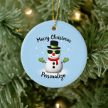 Ornamento De Cerâmica Legal Snowman Adorável Smirk Christmas Personalize<br><div class="desc">Feliz Natal - Ilustração de um legal boneco de neve com óculos e luvas verdes,  lenço vermelho e chapéu preto. Cor de ornamento azul-claro personalizável e texto Feriados Felizes.</div>