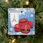 Ornamento De Cerâmica Leite e Cookies Torre Eiffel de Macarons Franceses<br><div class="desc">Esta bela design de Natal tematizada em Paris mostra a Torre Eiffel decorando um cheio de vidro de leite com macarões franceses decorados com o tema do Papai Noel.</div>