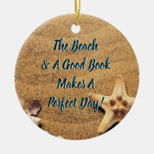 Ornamento De Cerâmica Lendo No Bookworm Do Grupo Do Clube Beach Book
