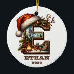 Ornamento De Cerâmica Letra Festiva E Cena de inverno com Santa Hat<br><div class="desc">Abraçar o espírito de férias com este encantador ornamento "E", adorado com detalhes sazonais deliciosos. Do chapéu de Santa e galhadas de renas às montanhas nevadas, pinheiros e dentro de fogueira, a letra, este design capta o calor de um feriado rústico. Uma cabana confortável completa a cena, acrescentando ao seu...</div>