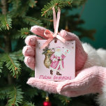 Ornamento De Cerâmica Letra Pink Christmas Retro Vintage Santa Claus<br><div class="desc">Adicione um toque de encanto retrô à sua decoração de férias com nosso ornamento de entrega de Natal cor-de-rosa. Este adorável ornamento apresenta uma design de aquarela branca de um carregando cor-de-rosa cor-de-rosa com um saco de presentes, pronto para espalhar alegria festiva. O ornamento inclui o seu nome e o...</div>