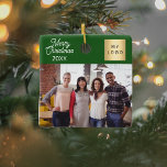 Ornamento De Cerâmica Logotipo da foto comercial verde moderno<br><div class="desc">Cor de fundo verde clássica,  texto branco. Texto: Feliz Natal. Personalize e adicione seu logotipo comercial,  foto e um ano.</div>