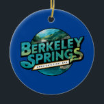Ornamento De Cerâmica Logotipo de Viagem de ilustração dos Primaveras Be<br><div class="desc">Primavera de Berkeley,  design de vetor retrovetor. Nestled nas montanhas da Virgínia Ocidental,  os Primaveras de Berkeley atraíram visitantes para suas primaveras quentes naturais e sua única cultura artística.</div>