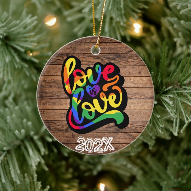 Ornamento De Cerâmica Love is Love LGBTQIA+ Personalizado Name- Year (Árvore)
