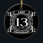Ornamento De Cerâmica lugar de aniversário de casamento de 13<br><div class="desc">Seu aniversário de casamento de 13 tem o dom tradicional. Este design de estilo crest é um design romântico para casais que celebram 13 anos de casamento. Se você quiser alguma ajuda para personalizar este design, por favor, entre em contato comigo, eles podem pedir a este botão do designer, logo...</div>