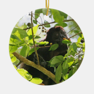 Ornamento De Cerâmica Macaco de Howler que come na selva