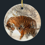 Ornamento De Cerâmica Mãe e Kitten Siberianos Tiger<br><div class="desc">Linda mãe e tigre de um inverno na terra das neves do inverno</div>