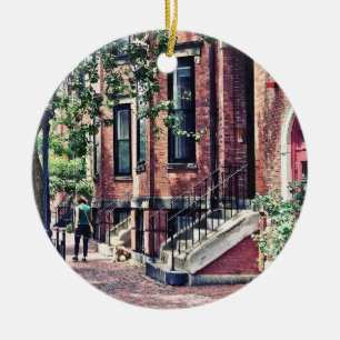 Ornamento De Cerâmica MÃES de Boston - Andando pelo cachorro na rua Mou