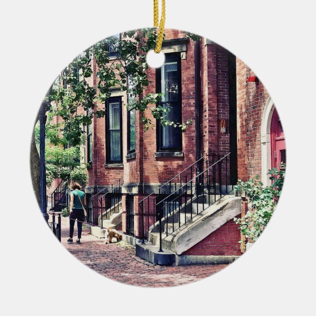 Ornamento De Cerâmica Mães de Boston - Caminhando o Cachorro na Rua Mont (Frente)
