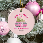 Ornamento De Cerâmica Malibu California Christmas Tree Fazenda RV Nome R<br><div class="desc">Ilustração de um RV cor-de-rosa com árvore de Natal amarrada ao topo. Personalize o texto. O fundo é rosa.</div>