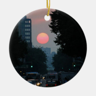 Ornamento De Cerâmica Manhattanhenge: ajustando o sol alaranjado pinkish