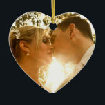 Ornamento De Cerâmica Manutenção de Fotografias do casal<br><div class="desc">Adicione sua foto e nomes e data a este Enfeites de natal bonito. Você pode adicionar uma foto de casamento ou sua foto favorita de você e seu namorado ou marido na área personalizada. Na parte de trás do ornamento,  adicione seus nomes e data.</div>