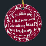 Ornamento De Cerâmica Manutenção Personalizada de Noivados | Hollyberry<br><div class="desc">"Vai, pequeno anel, para aquele mesmo doce que tem o meu coração no seu domínio." Este belo ornamento de keepsaokê mostra a citação romântica de Chaucer em um pincel branco na moda num fundo de morango vermelho perfeito para o feriado. Personalize facilmente as costas com os nomes dos casais felizes!...</div>