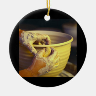 Ornamento De Cerâmica Mãos de Potter Criando 1