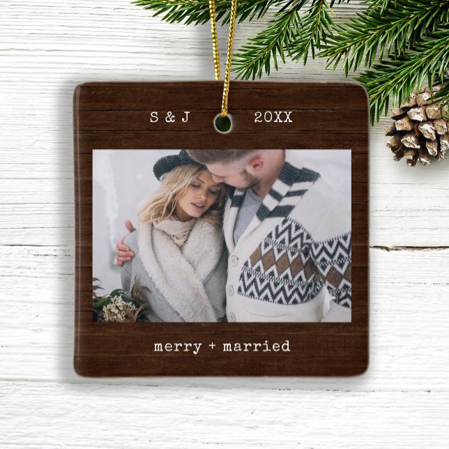 Ornamento De Cerâmica Máquina de Digitalização Russa | Feliz e Foto casa (An elegant, rustic wood look Christmas photo ornament is the perfect keepsake for your wedding)