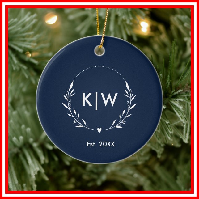 Ornamento De Cerâmica Marinho azul e branco | Monograma de Iniciais Mode (Navy Blue and White | Modern Initials Monogram Ceramic Ornament)