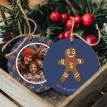 Ornamento De Cerâmica Marinho do Gingerbird Man Bolinhas Foto de Natal<br><div class="desc">Celebrar os feriados com este adorável Marinho Gingerbird Homem Azul Bolinhas Natal Órmaco ornamento Cerâmico. Apresentando um design de gengibre fofo com uma foto personalizável no verso, este ornamento é perfeito para adicionar um toque de charme festivo à sua árvore. Personalize-o com o seu nome de família e a sua...</div>