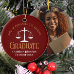 Ornamento De Cerâmica Maroon Dourado Law School Graduation Keepsasasasak<br><div class="desc">Este Enfeites de natal de graduação de marrom e dourado de direito personalizado apresenta tipografia clássica para uma classe de formando de 2025. Personalize com o seu ano de graduação sob as escalas brancas de justiça para um advogado ou presente de advogado personalizado excelente e uma foto de estudante nas...</div>