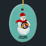 Ornamento De Cerâmica Mecânico Snowman<br><div class="desc">Um boneco de neve segurando uma engrenagem e esportando um chapéu e cachecol com engrenagens é um design de presente engraçado para a mecânica e engenheiros mecânicos nos aniversários e feriados. A data pode ser alterada.</div>