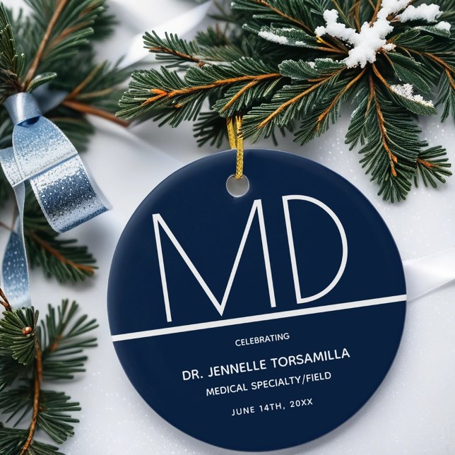 Ornamento De Cerâmica Médico de Graduação MD Keepsaet (Gift this keepsake ornament to your favorite new doctor, this holiday.)