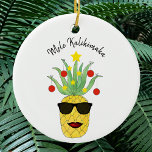 Ornamento De Cerâmica Mele Kalikimaka Pineapple<br><div class="desc">Este Enfeites de natal divertido Mele Kalikimaka apresenta um abacaxi amarelo, decorado como uma Árvore de Natal e vestindo óculos de sol! O texto é personalizável. Use a Ferramenta Design para alterar o tamanho, o estilo ou a cor do texto. Porque nós criamos a nossa trabalho de arte, você não...</div>
