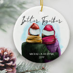Ornamento De Cerâmica Melhor Junto de Casal e Nomes de Aquarela de Scrip<br><div class="desc">Melhor Juntos, ornamento personalizado da árvore de natal. Esta design de aquarela tem uma ilustração de tendência de um casal vestindo chapéus de Santa. "Melhores Juntos" é escrito manualmente na escrita moderna e o modelo está pronto para você adicionar seus nomes e o ano. Duplo lado com o mesmo design...</div>