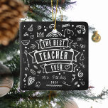 Ornamento De Cerâmica Melhor Professora Divertida No Natal Do Chalk<br><div class="desc">Divertido Enfeites de natal de rabisco do quadro do pessoal 'Melhor Professora Nunca'. Este design moderno é o presente perfeito para dizer obrigado aos professores neste natal. Simplesmente personalize seu nome e ano.</div>