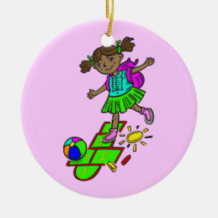 Ornamento De Cerâmica Menina que joga o Hopscotch