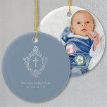 Ornamento De Cerâmica Menino Batismo Dusty Blue Vintage Cross em Crest<br><div class="desc">Um elegante design religioso com uma cruz numa crista vintage, apropriado para o batismo de um menino. A crista e a cruz são folhas falsas de prata, o fundo é azul empoeirado. Sob a crista, em pequenos bonés, há o nome, a ocasião e a data, em cor semelhante. A crista...</div>