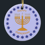 Ornamento De Cerâmica menorah feliz de hanukkah<br><div class="desc">Um ornamento para uma celebração de Chanukah ou de Hanukkah. Um Menorah dourado cercado por um círculo de estrelas azuis e um menorah maior no verso. Luz - o fundo azul é uma cor do zazzle. Adicione o texto a este ornamento personalizam dentro.</div>