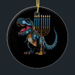 Ornamento De Cerâmica Menorasaurus Rex Trex Dinossauro Hanukkah Menorah<br><div class="desc">Dinheiro giro e divertido que ama história e dinossauros! Faz um excelente para quem ama dinossauros, t rex, stegossauro, triceratops, brontosauro, tiranossauro rex! Que excelente para garotas que amam dinossauros! Dinossauro Dino, amante do Dinossauro. Chanucá é um festival judeu comemorando a rededicação do Segundo Templo Também é conhecido como o...</div>