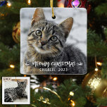 Ornamento De Cerâmica MEOWY CHRISTMAS - Foto do nome do gato<br><div class="desc">Substitua a foto da amostra por uma foto do(s) seu(s) gato(s) com o cartões de natal MEOWY CHRISTMAS e seu nome e ano na frente para um ornamento de manutenção. Para estilos de ornamento de dois lados, você pode adicionar uma foto de sangria de cheio no verso. LUGAR CRESCENTE: você...</div>