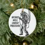 Ornamento De Cerâmica Mergulho na Resiliência - Vintage Deep Sea Diver<br><div class="desc">Mergulhe nas profundezas inspiradoras da resiliência com nosso ornamento de citação "Funciona bem sob pressão". Esta peça cativante apresenta uma ilustração de desenho vintage de um mergulhador de profundidade, símbolo de força e determinação. O foco suave e agudo acentua cada detalhe, tornando uma resolução de alta qualidade que dá vida...</div>