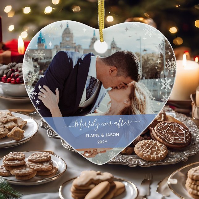 Ornamento De Cerâmica Merrivelmente Depois de + Nossa Primeira Foto Nata (Merrily Ever After 1st Christmas Ornament Newlyweds 2 Photos Elegant Modern Calligraphy Snowflakes)