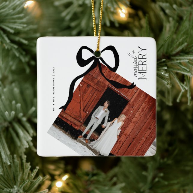 Ornamento De Cerâmica Merry and Married Script Photo Christmas Bow (Árvore)