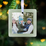 Ornamento De Cerâmica Merry Christmas Photo Green Script Simple<br><div class="desc">Este design apresenta um adorno de Natal alegre com um mínimo minimalista,  uma fotografia clássica,  com uma elegante tipografia de escrita de caligrafia,  uma tendência elegante,  fundo verde aquarela com um estilo simples e minimalista moderno,  uma elegante ideia de presente de Natal.</div>