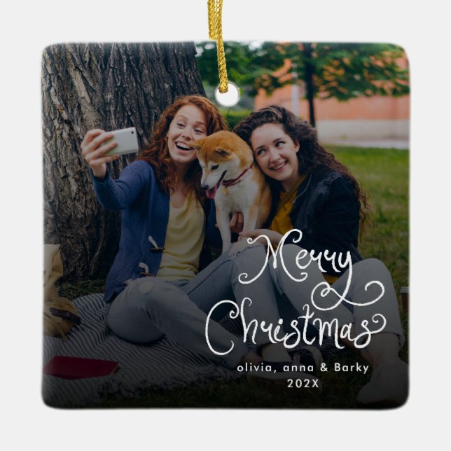 Ornamento De Cerâmica Merry Christmas Whimsical Script Family Photo Dog (Frente)