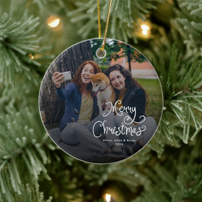Ornamento De Cerâmica Merry Christmas Whimsical Script Family Photo Dog (Árvore)