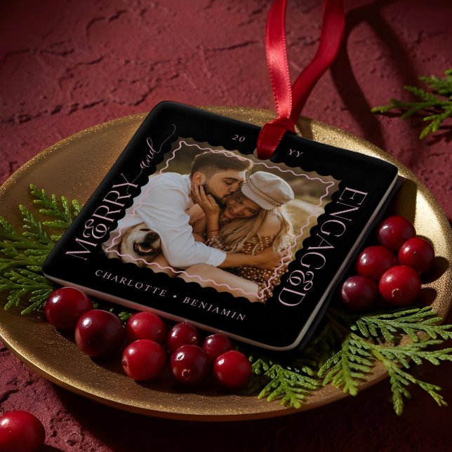 Ornamento De Cerâmica Merry & Engaged Modern Minimal Wavy Photo Keepsake (Merry & Engaged Modern Minimal Wavy Photo Keepsake Ceramic Ornament)