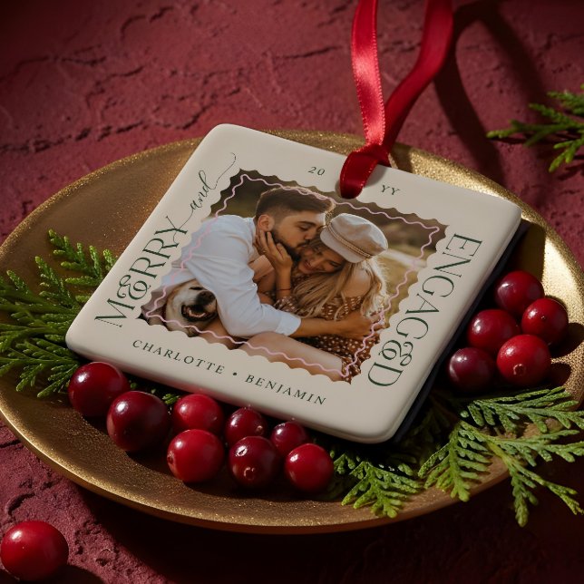 Ornamento De Cerâmica Merry & Engaged Modern Minimal Wavy Photo Keepsake (Merry & Engaged Modern Minimal Wavy Photo Keepsake Ceramic Ornament)