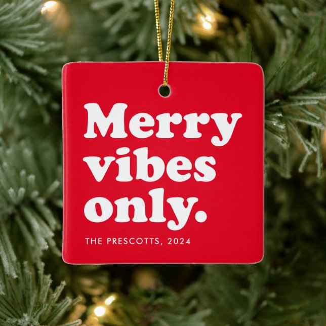 Ornamento De Cerâmica Merry vibes only fun retro red holiday photo (Árvore)