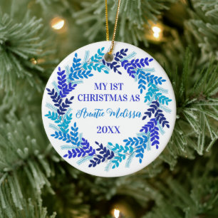 Ornamento De Cerâmica Meu Primeiro Natal como tia Elegante Blue Wreath
