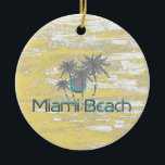 Ornamento De Cerâmica Miami-Beach, Flórida, Palmas, Grunge Legal<br><div class="desc">Esta ilustração "Miami Beach,  Flórida Palms on yellow grunge background" parece legal em T-shirts,  capas de iphone e mais produtos. Design por Inge Lewis. presente ou lembrança de excelente para quem ama South Beach. Localizar mais itens correspondentes na loja ingeinc.com</div>